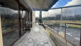 Волковки 15-3. Входная группа с фасада