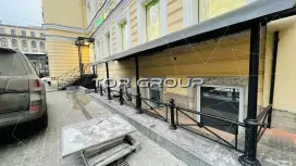 Цокольное помещение 172 м&sup2;-3. Входная группа с фасада