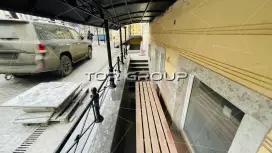 Цокольное помещение 172 м&sup2;-3. Входная группа с фасада