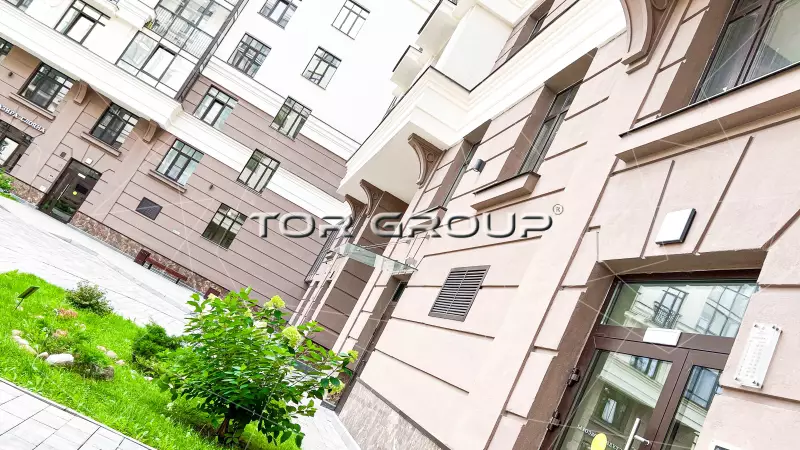 Торговое помещение 68,9 кв м-2. Фасад с угла