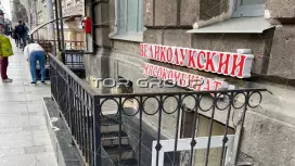 Торговое 57,4 метров-3. Входная группа с фасада