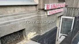 Торговое 57,4 метров-3. Входная группа с фасада