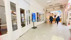 Торговое у входа в метро, 60 метров  на Невском-98. Фото объекта