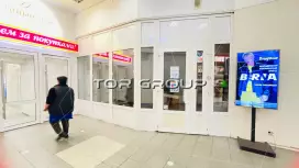 Торговое у входа в метро, 60 метров  на Невском-98. Фото объекта