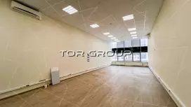 Офис с большим окном у метро-98. Фото объекта