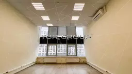 Офис с большим окном у метро-98. Фото объекта