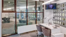 Отдельный вход с 1 этажа, высокий трафик! Витрины в пол-98. Фото объекта
