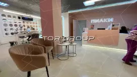 Отдельный вход с 1 этажа, высокий трафик! Витрины в пол-98. Фото объекта