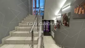 Отдельный вход с 1 этажа, высокий трафик! Витрины в пол-98. Фото объекта