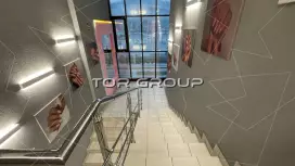 Отдельный вход с 1 этажа, высокий трафик! Витрины в пол-98. Фото объекта