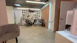 Отдельный вход с 1 этажа, высокий трафик! Витрины в пол-98. Фото объекта