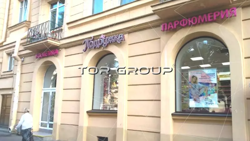 247 кв. метров в 45 метрах от метро Автово-2. Фасад с угла