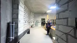 130 м&sup2; с витринами и входом с улицы-98. Фото объекта