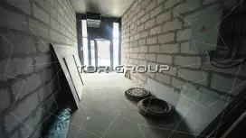 130 м&sup2; с витринами и входом с улицы-98. Фото объекта