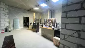 130 м&sup2; с витринами и входом с улицы-98. Фото объекта