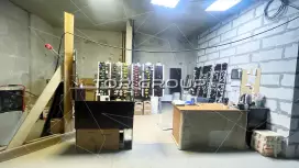 130 м&sup2; с витринами и входом с улицы-98. Фото объекта