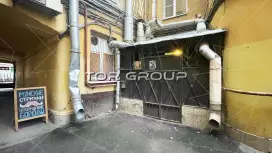 В центре у метро 157,7 м2, высокий трафик-98. Фото объекта