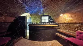 В центре у метро 157,7 м2, высокий трафик-98. Фото объекта