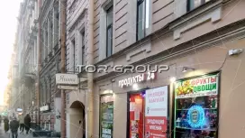 Аренда торгового помещения 68 кв.метров, 1 этаж-3. Входная группа с фасада