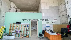 Торговое, 55,5 м2, высокие потолки, витрины-98. Фото объекта