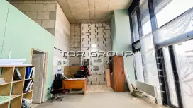 Торговое, 55,5 м2, высокие потолки, витрины-98. Фото объекта