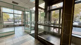 24 м2 у метро Электросила, огромный трафик-98. Фото объекта