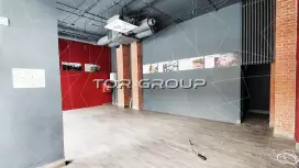 Торговое 70 м2, вытяжка, витрины-98. Фото объекта