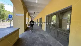 1 линия: Садовая ул. 1052м, 1 этаж и цоколь-98. Фото объекта