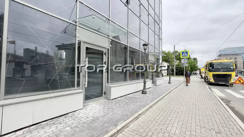 Стрит-ритейл, аренда  83.4 кв.метров, 1 этаж-3. Входная группа с фасада