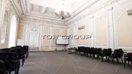 Офис исторический, окна на Неву-